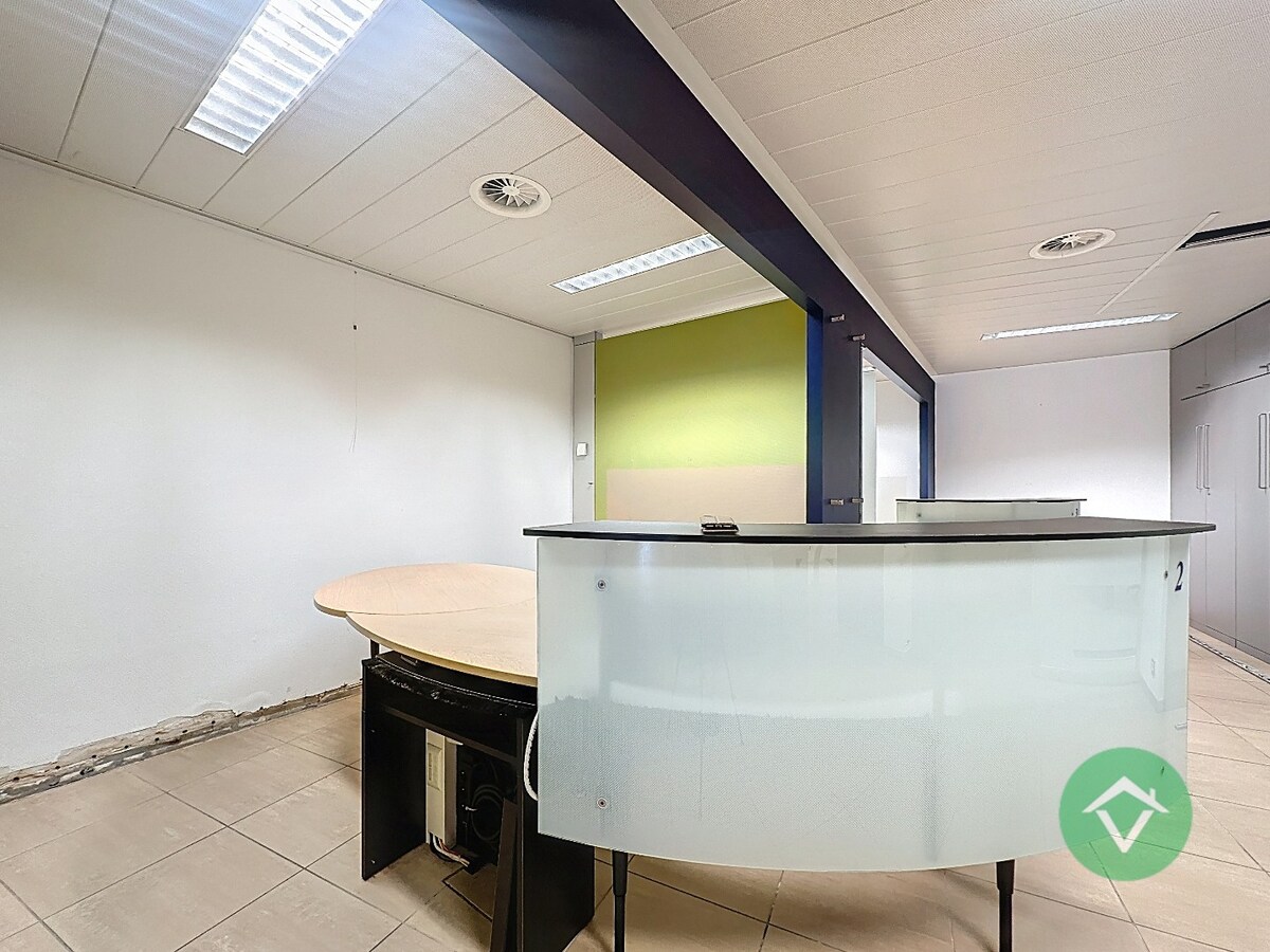 Commerciële toplocatie in Vleteren met burelen, vergaderruimtes en parking 