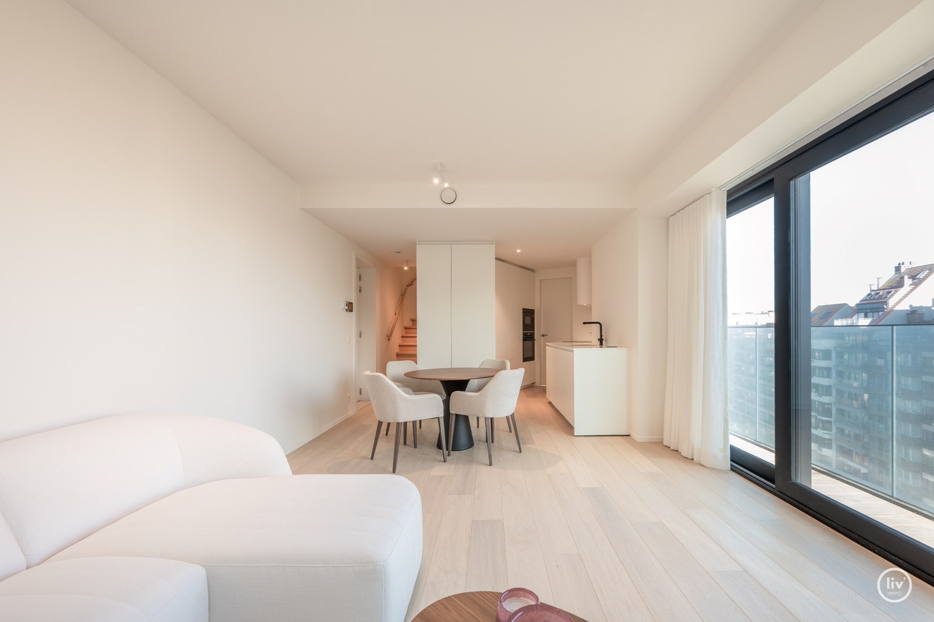 Duplex-appartement te koop in het prestigieuze en architectonisch nieuwbouwproject ‘Heldentoren’, gelegen aan het Heldenplein te Heist met frontaal zicht op de zeedijk en Zee nabij de talrijke winkels 