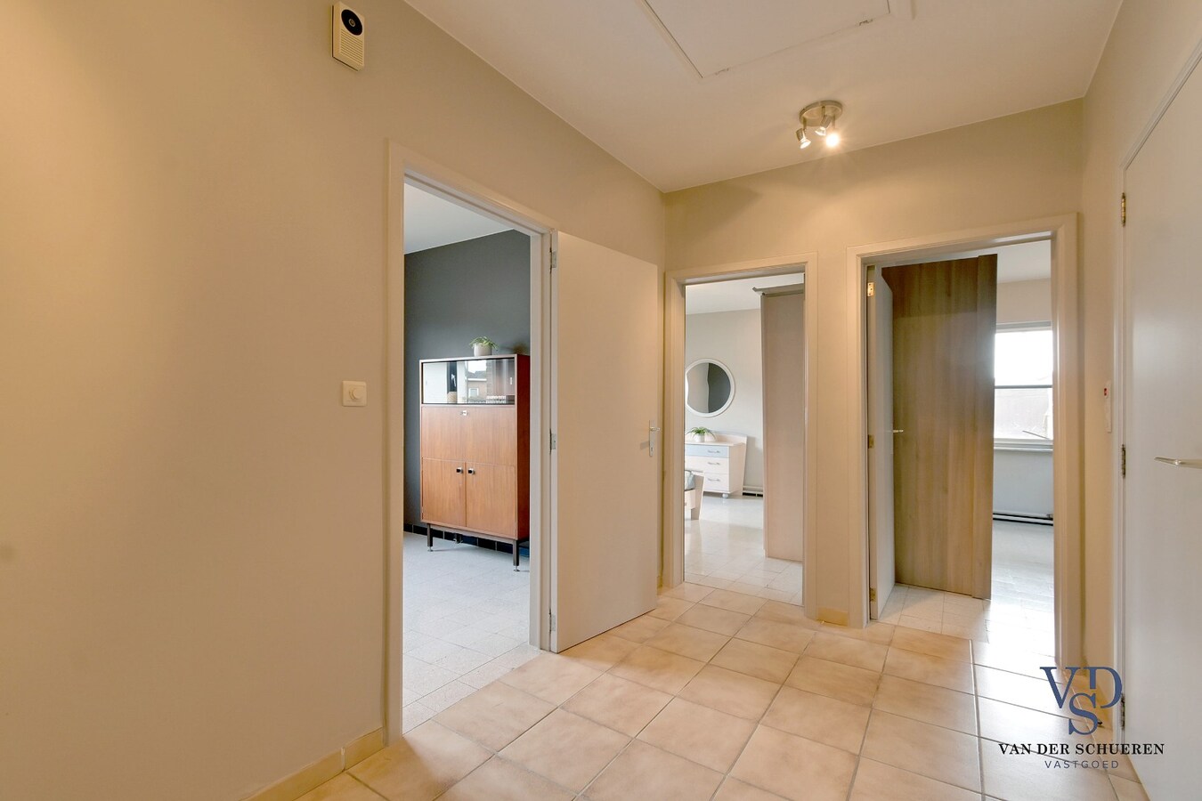 Gelijkvloerse woonst, in een residentiële wijk. 