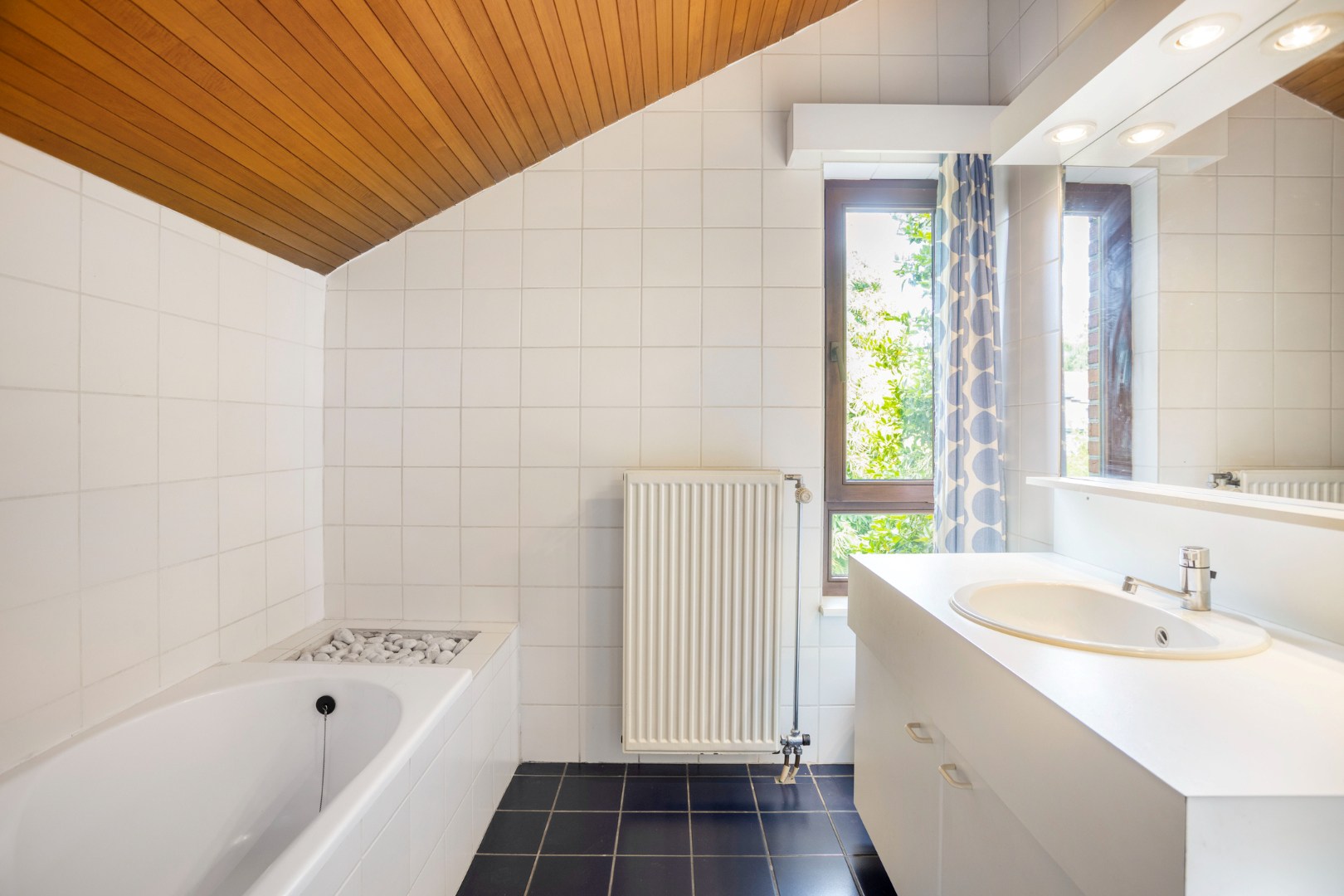 Badkamer met ligbad