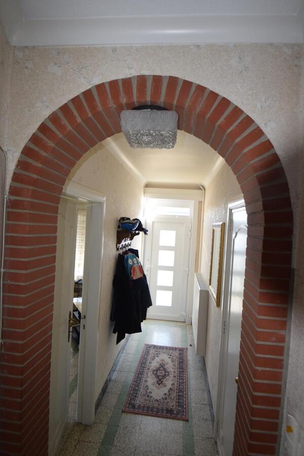 Ruime halfopen 3-slaapkamer-woning met garage en tuin 