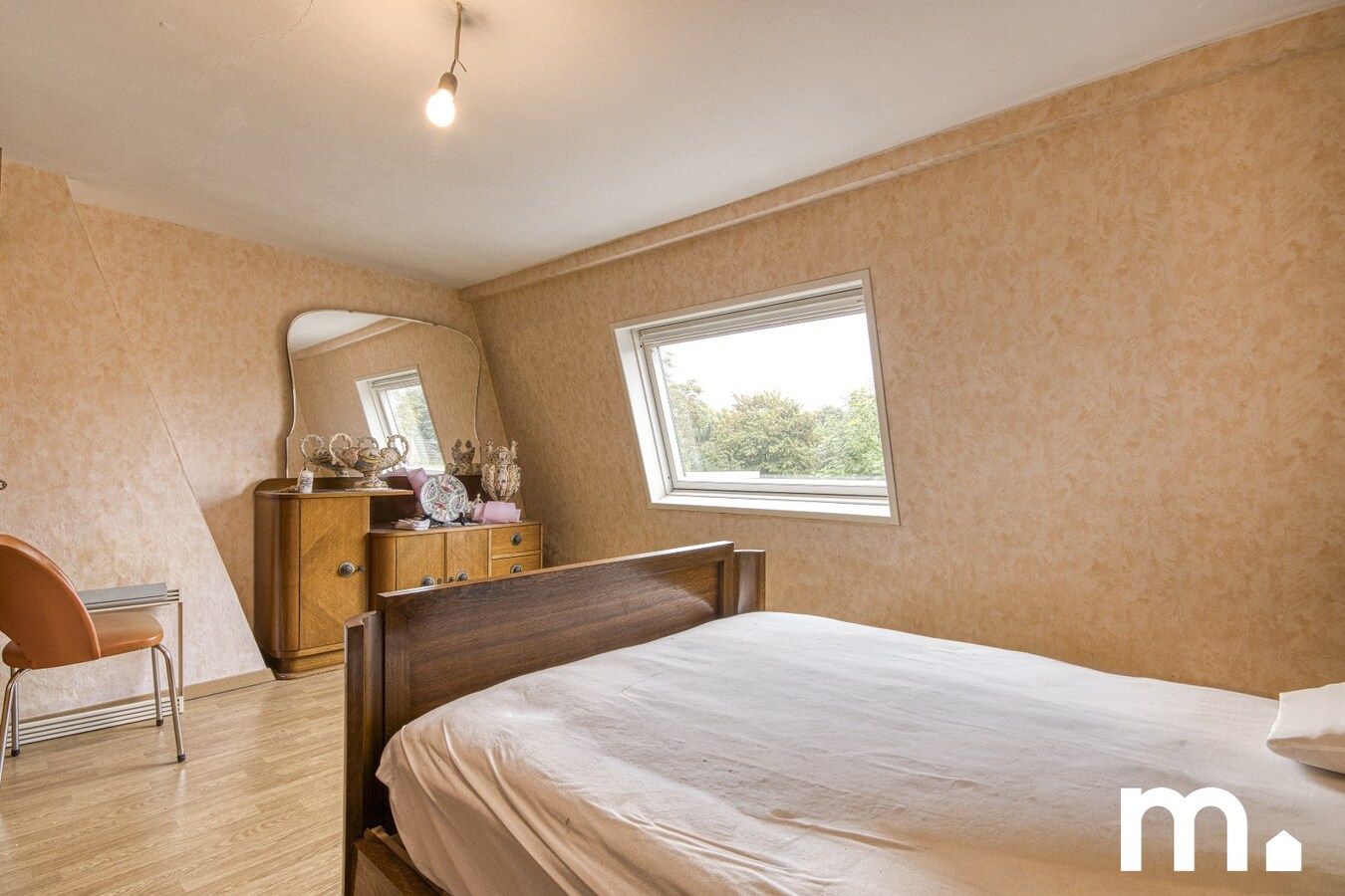 Woning met 5 slaapkamers, garage en tuin te Izegem! 