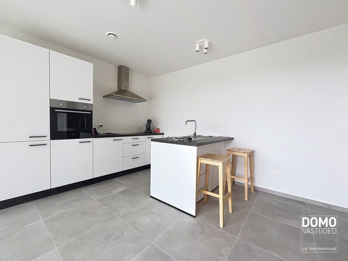 NIEUWBOUWAPPARTEMENT MET 2 SLAAPKAMERS, RUIM TERRAS, ONDERGRONDSE AUTOSTANDPLAATS EN KELDERBERGING IN MAASMECHELEN 