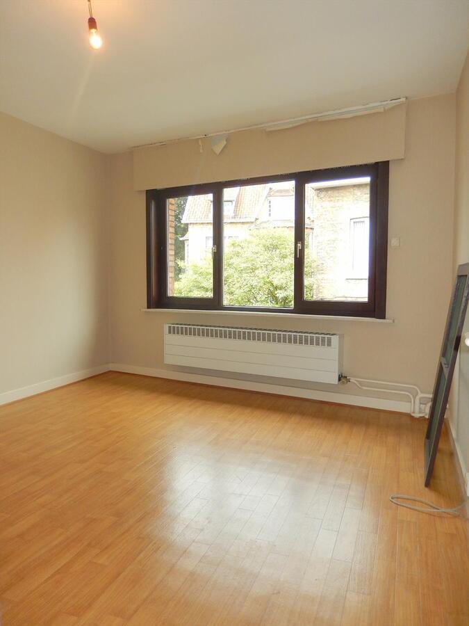 Rijwoning met zonnige tuin en garage 