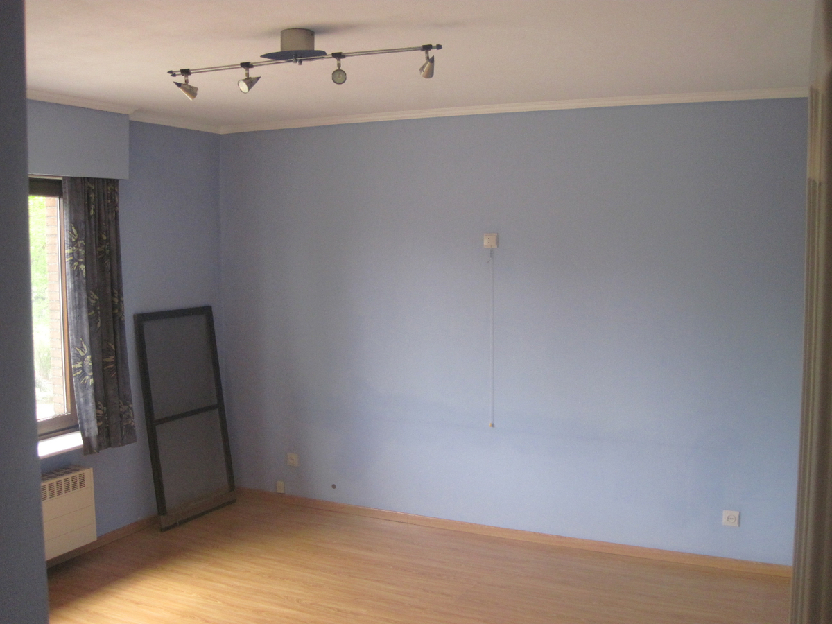 Bijzonder degelijke en ruime Half Open Bebouwing. 