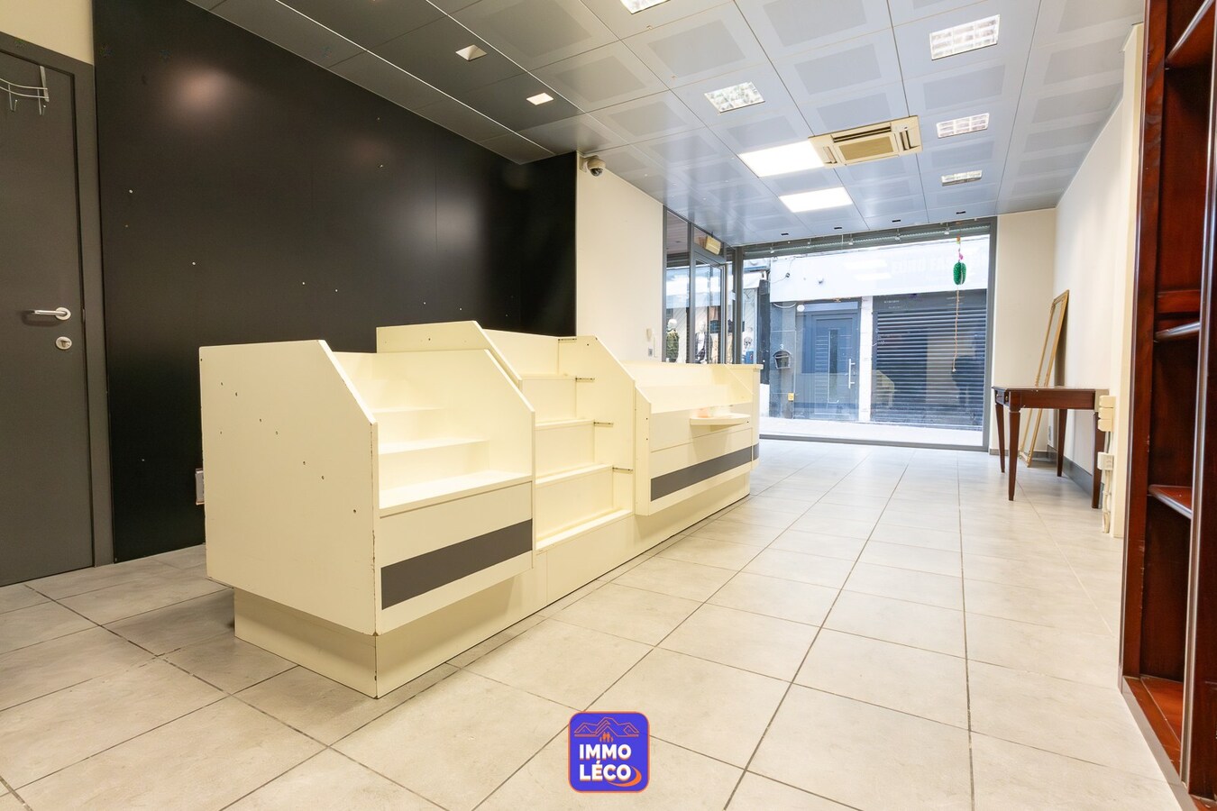 Immeuble de rapport : commerce avec appartement, en plein centre-ville ! 