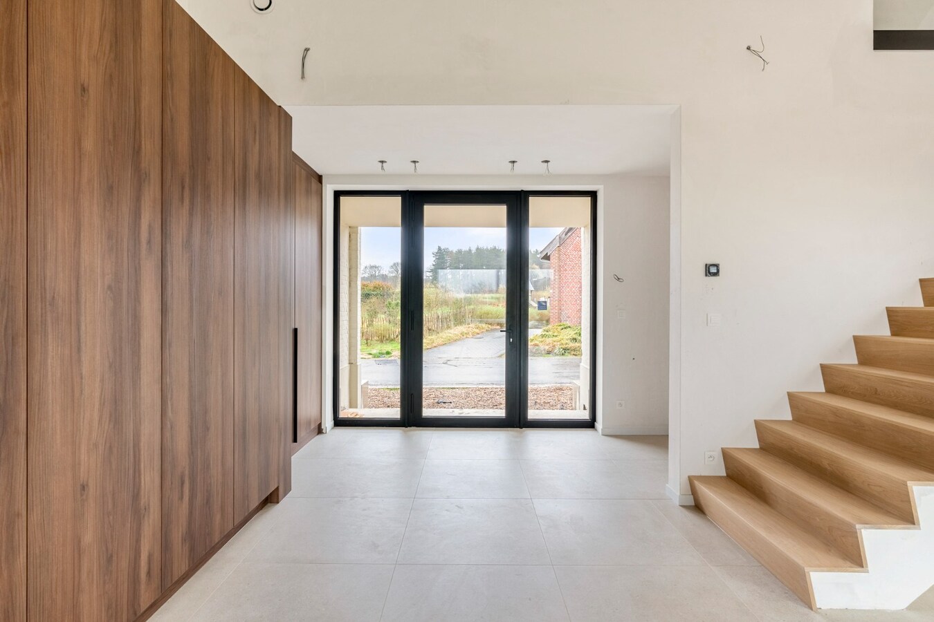 Exclusieve, volledig afgewerkte halfvrijstaande woning na transformatie van bestaande hoeve naar 2 BEN-woningen! 