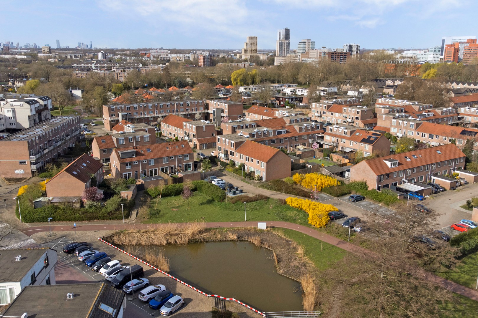 Ruime 4- (voorheen 5) kamer woning op 1e etage met riant terras van 45 m² en een berging en overdekte parkeerplaats op begane grond. 