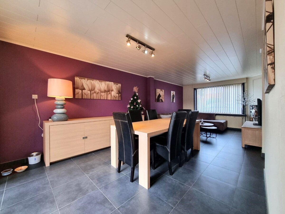 Halfopen woning met garage en dubbele oprit te Heist 