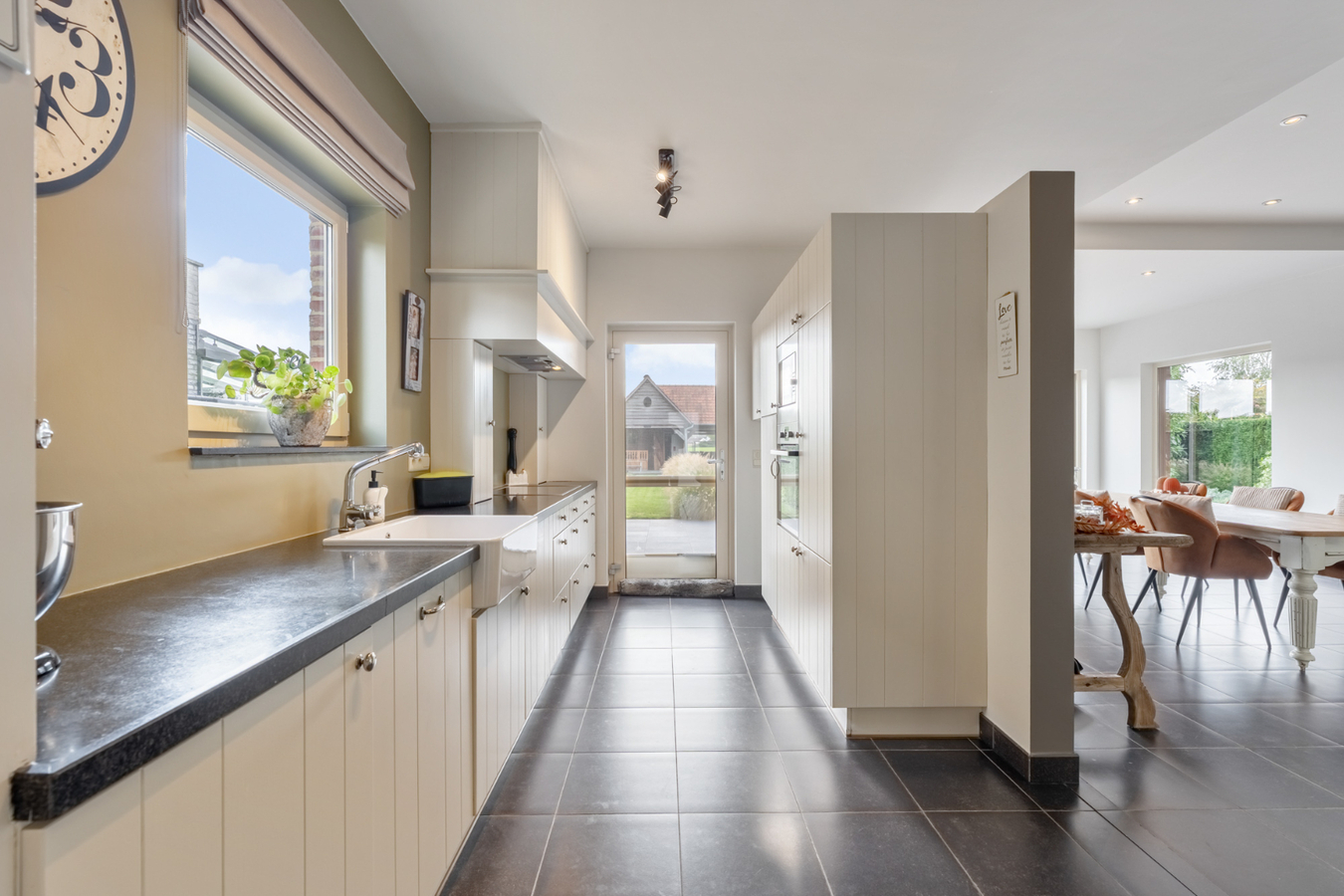 Stijlvolle villa in tijdloze pastorijstijl met zwembad en exclusieve tuinbeleving. 