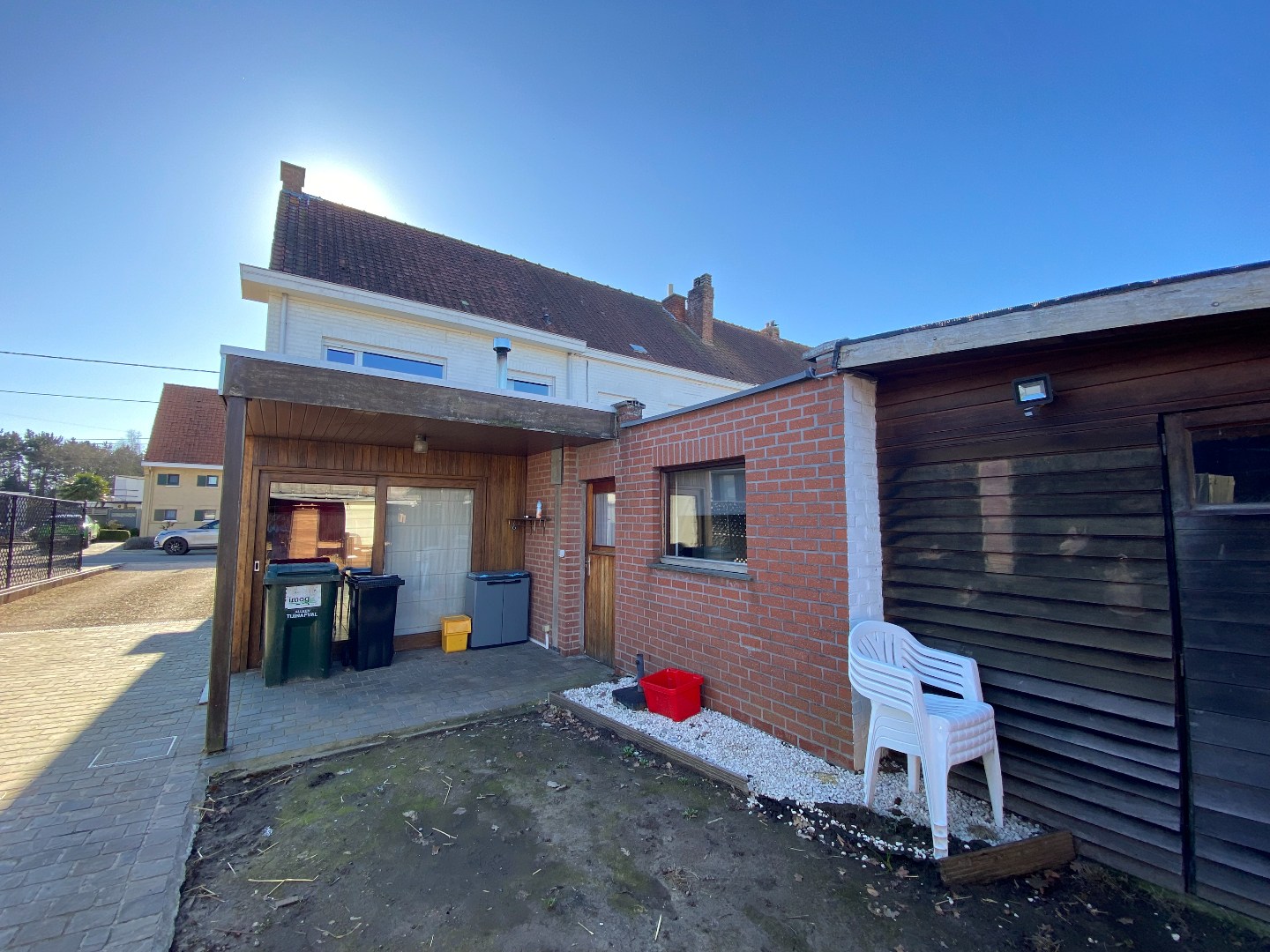 Zeer degelijke halfopen woning op mooie rustige ligging te Beveren-Leie! 