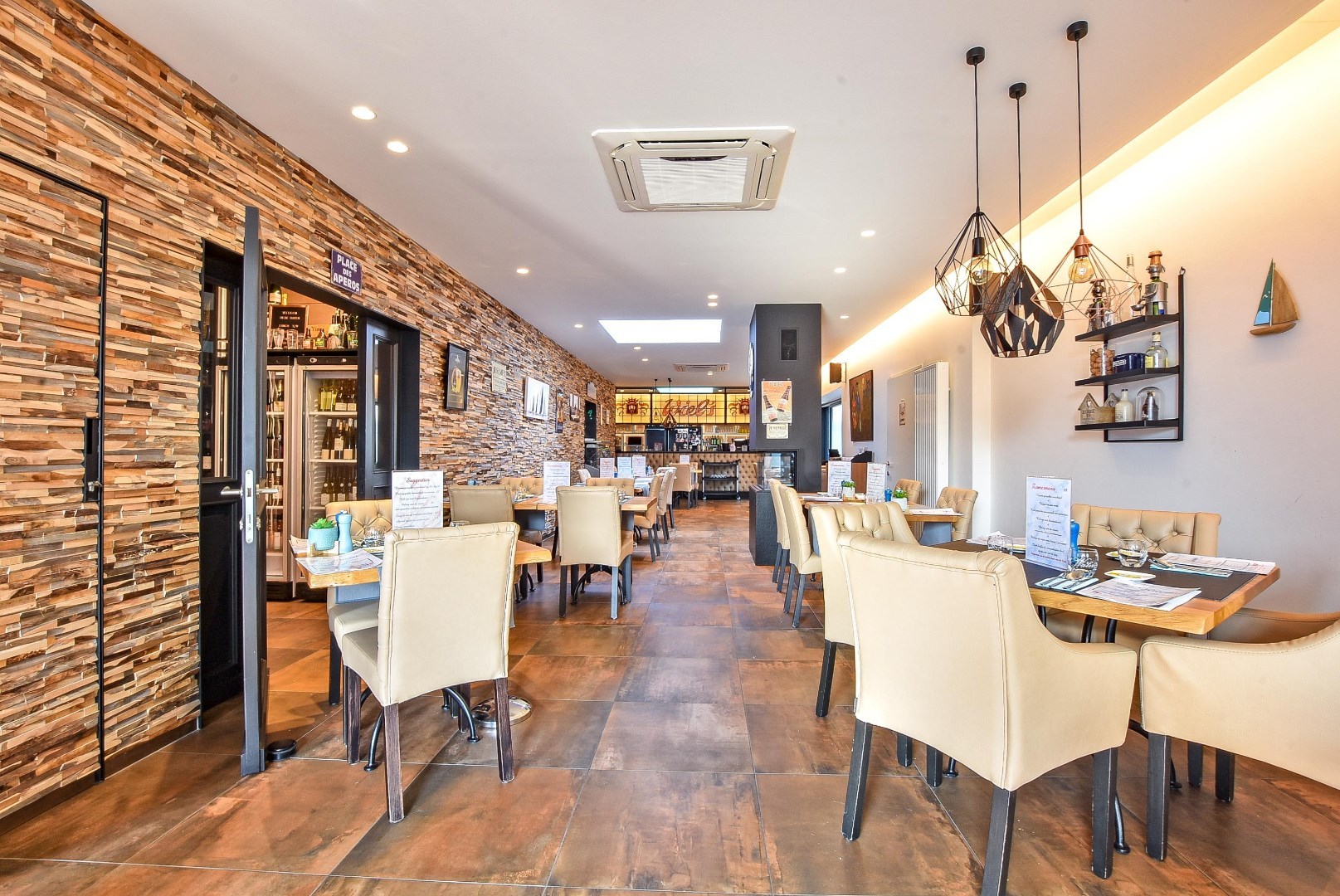 HUUR-KOOP: Restaurant 'De Haven' volledig gebouw met mogelijheden vlakbij de kaai gelegen op 313 m². 