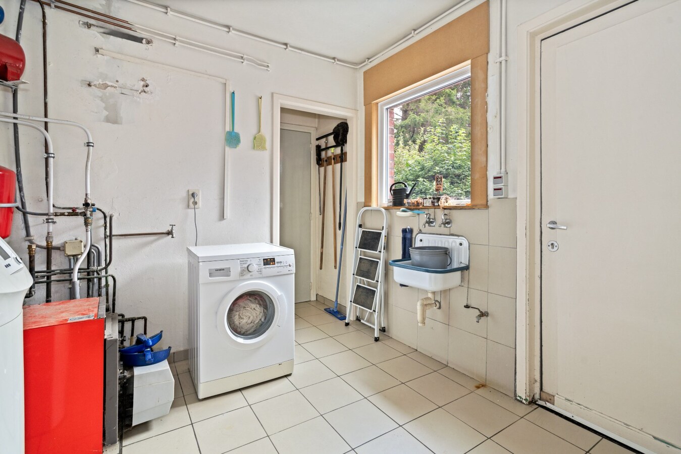 Verrassend ruime gezinswoning met garage op ruim perceel van 530m² 