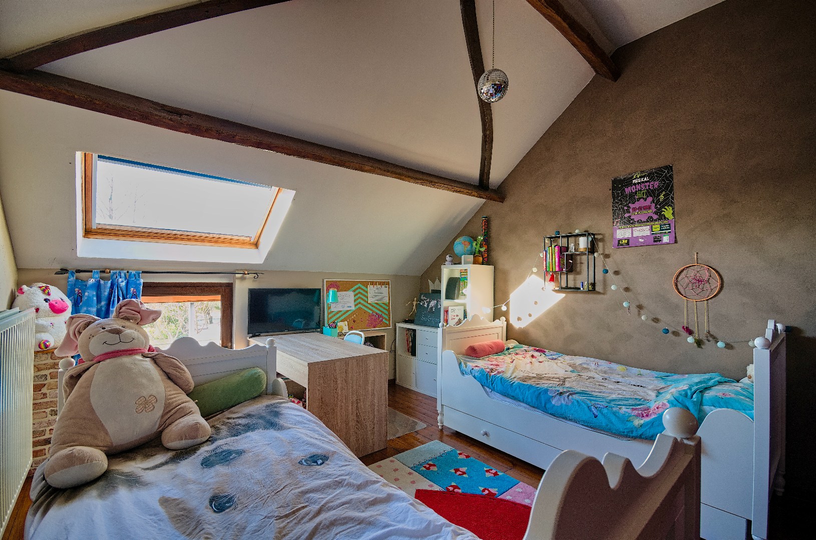 RUSTIG GELEGEN CHARMEHOEVE MET 3 SLAAPKAMERS, GARAGE EN TUIN 