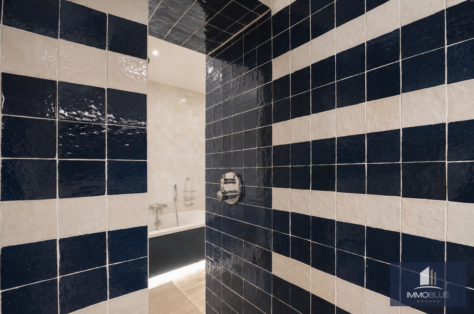 Stijlvol hoekappartement met tijdloze elegantie en een open zicht op de Kustlaan. 