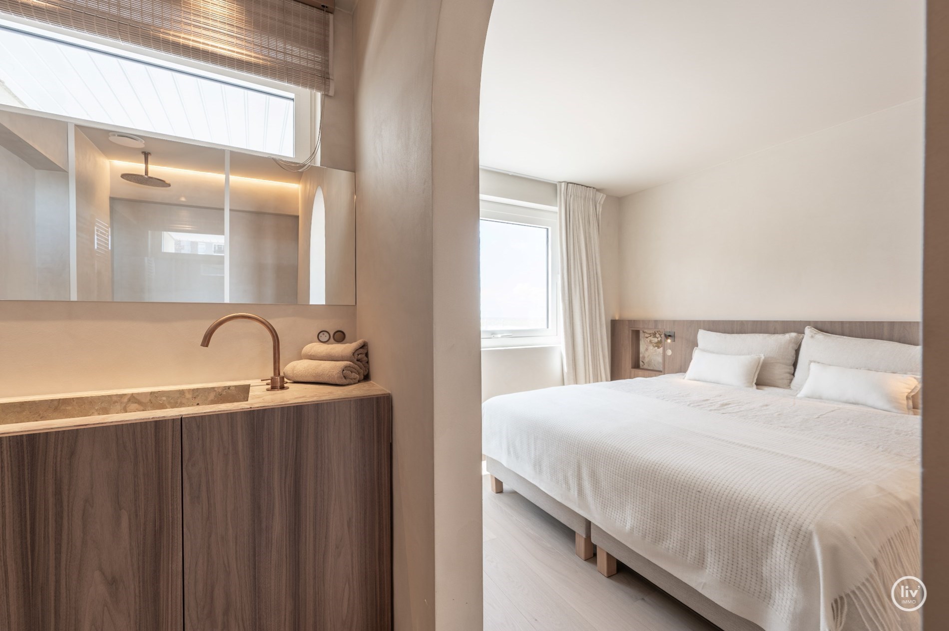 Magnifique appartement d'angle avec vue frontale sur la mer et terrasse orientée ouest situé sur la place de la Tour de Lumière à Knokke. 