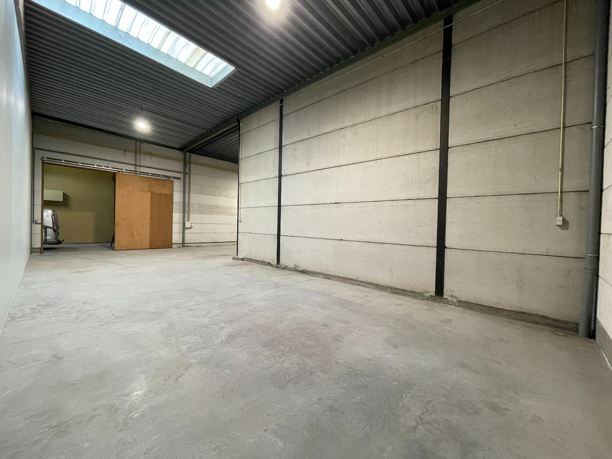 Ruime loods van 198 m² te Ooigem 