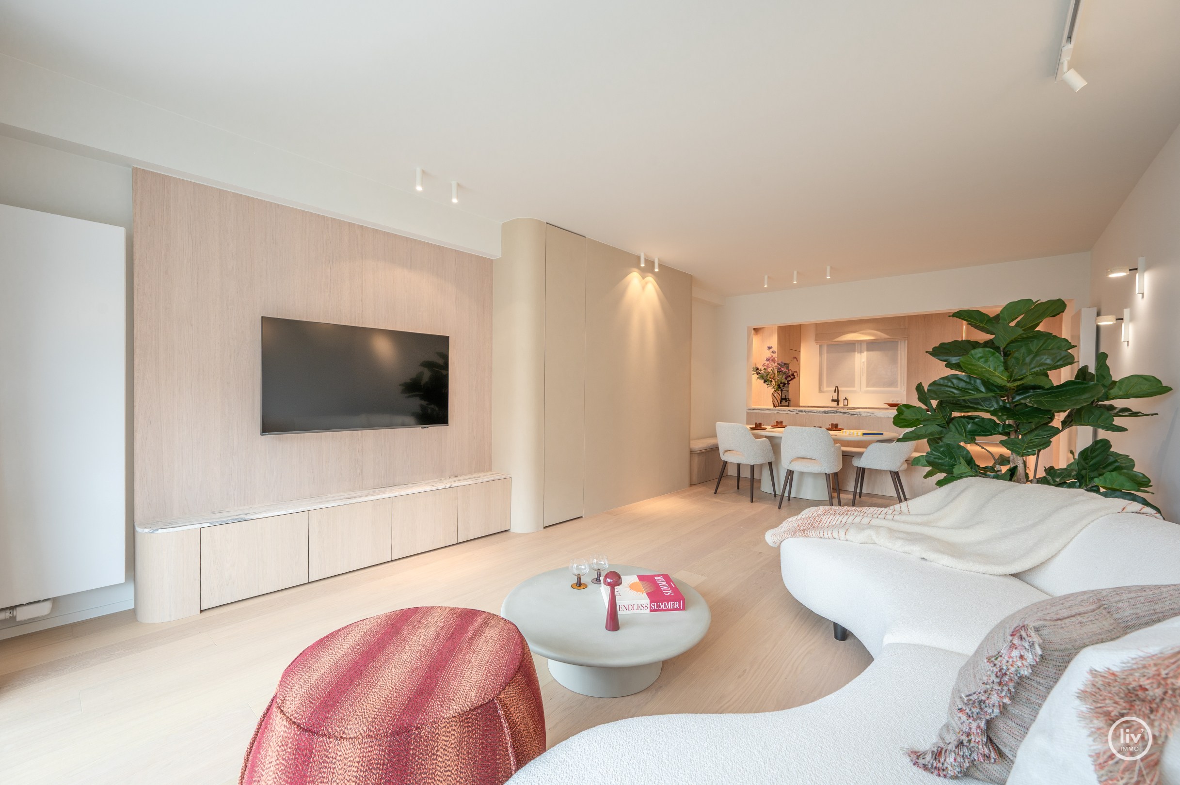 Magnifique appartement rénové de 3 chambres avec vue dégagée situé sur l'avenue Jozef Nellens à Knokke. 