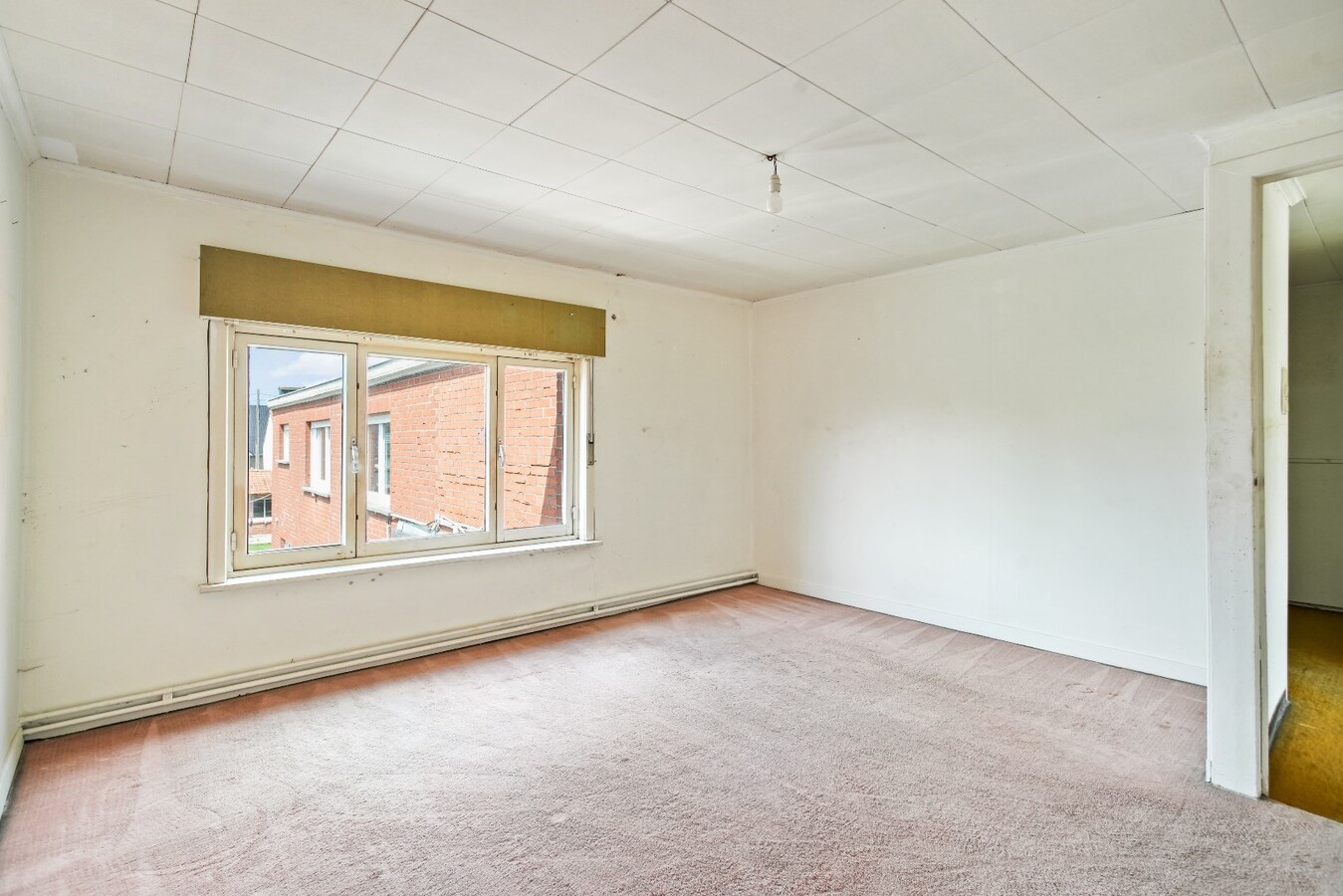 Ruime handelspand met woonst op commerciële ligging 