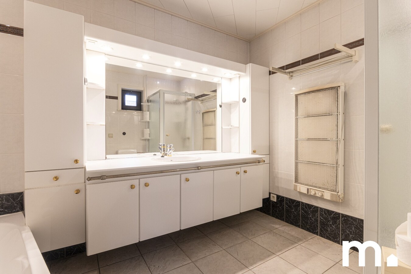 Woning met 5 slaapkamers, garage en tuin te Izegem! 