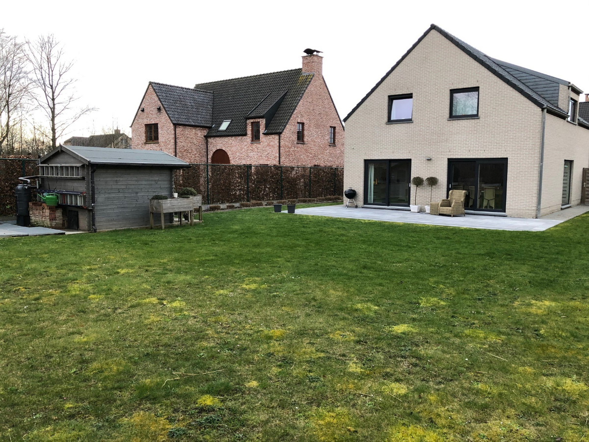 Ruime villa in residentiële wijk te Dikkelvenne 