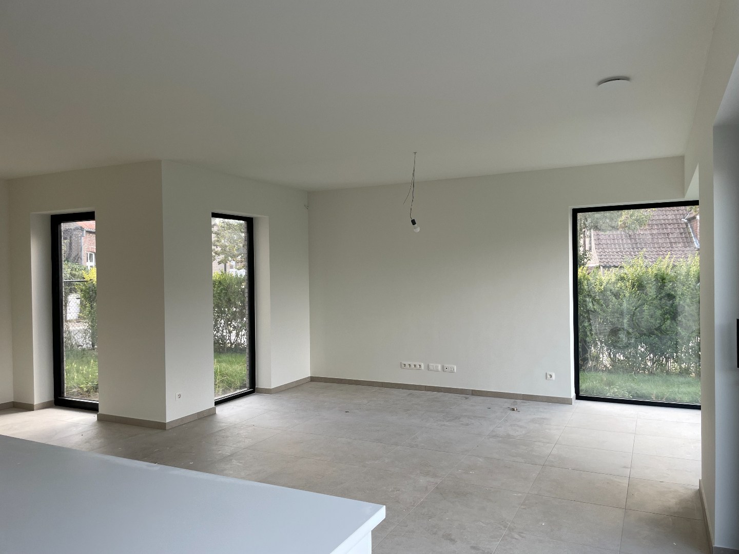 Zeer ruime moderne halfopen nieuwbouwwoning met tuin/terras en garage 