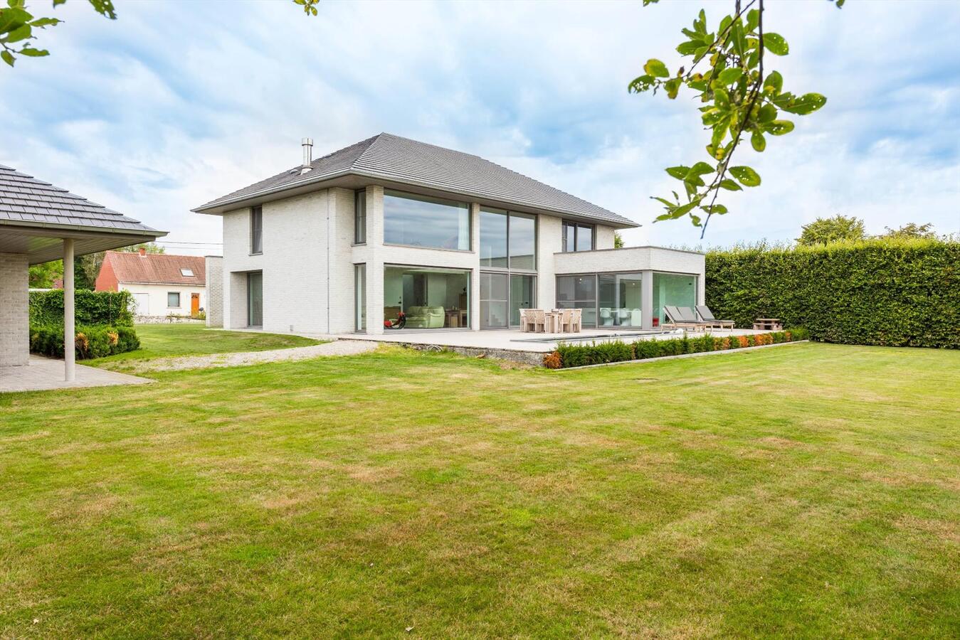 Exclusieve, riante villa op perceel van 3118 m² 