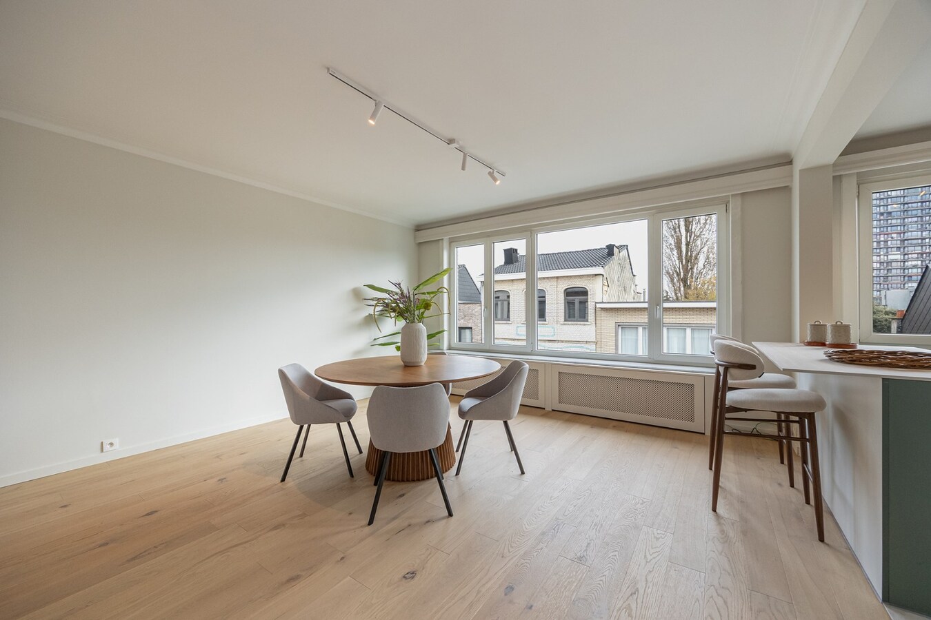 Gerenoveerd appt. met 2 slpk en terras te Wilrijk! 