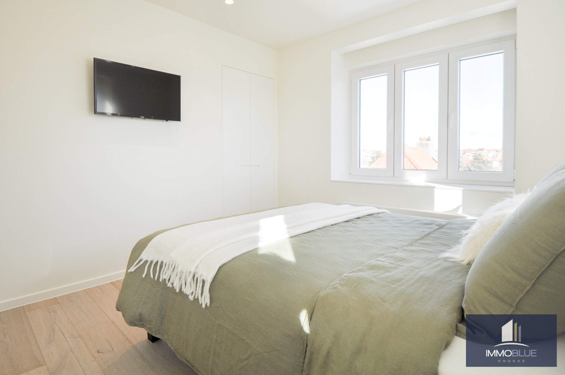 Appartement entièrement rénové et situé au calme, offrant une vue magnifique sur le Zegemeer. 