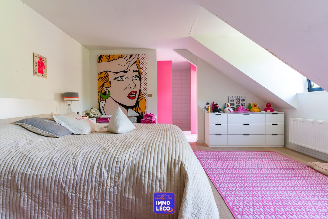 Villa semi Plain-Pied érigée sur 4592m², piscine, 4 garages, parking 10 voitures, ... COUP DE COEUR assuré ! 