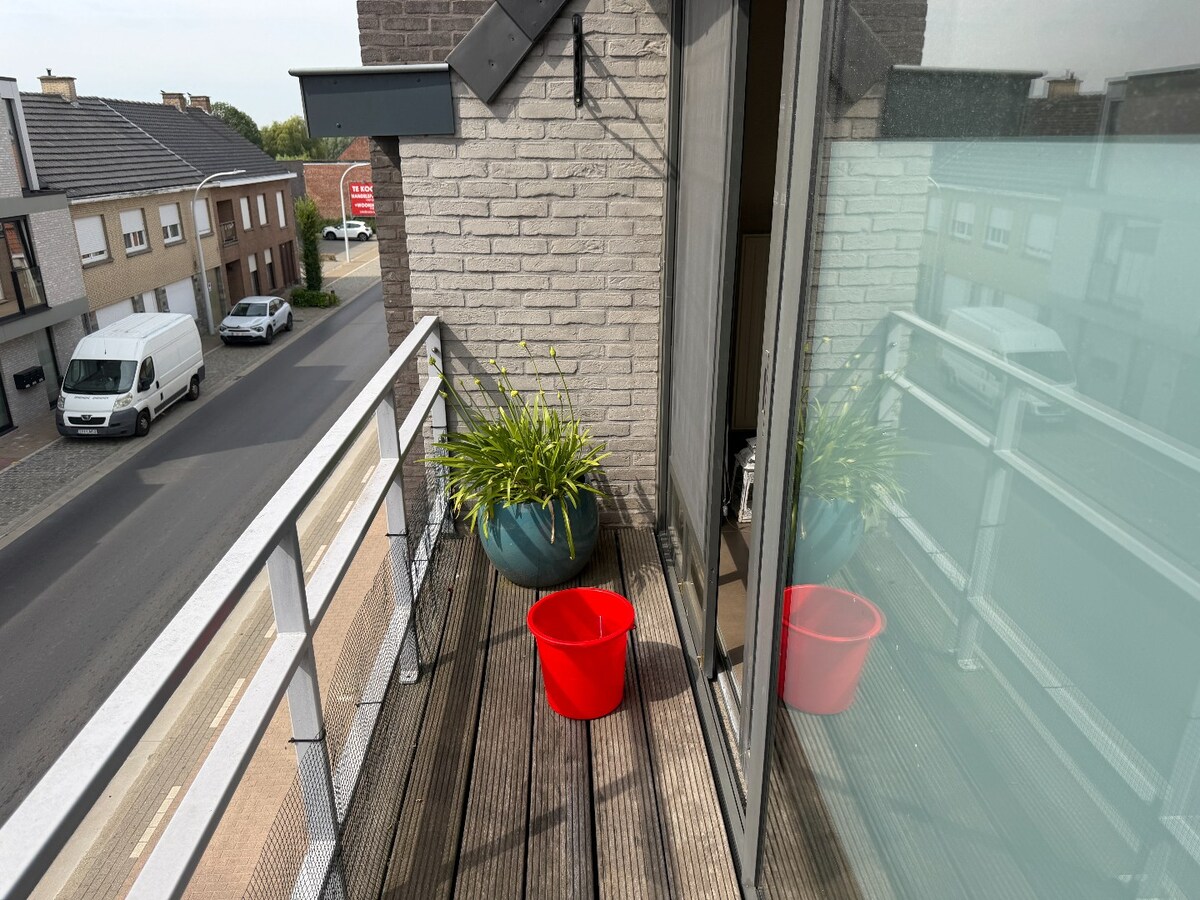 Instapklaar 2 slaapkamerappartement met garage in Houthulst 