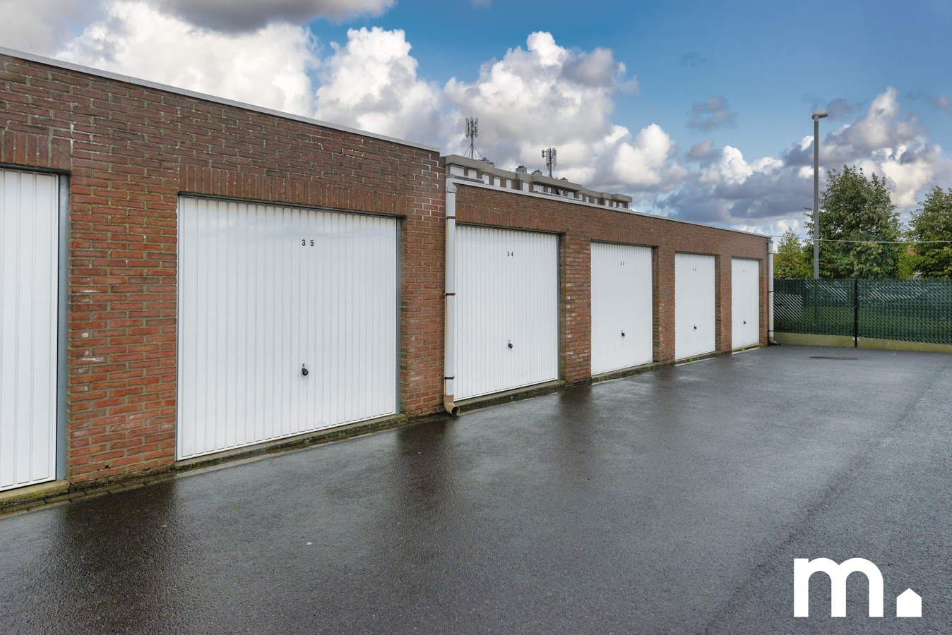 Instapklaar appartement met garage en privé parkeerplaats te koop in Roeselare ! 