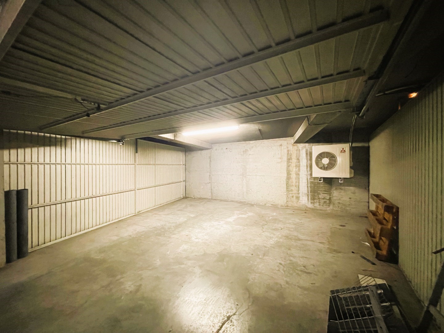 Dubbele garage in afgesloten plaats in centrum Waregem 