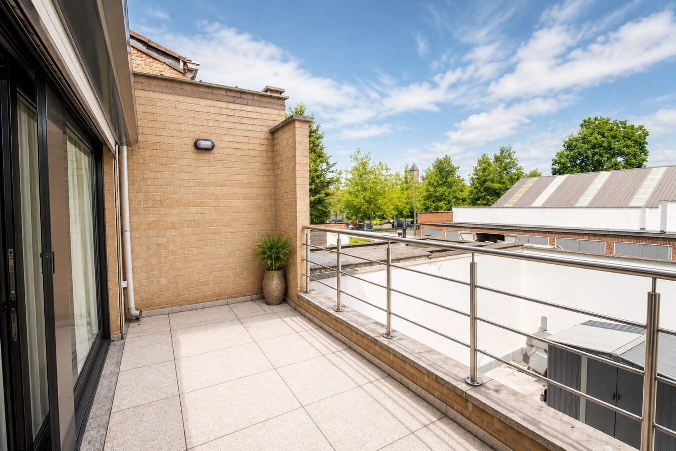 Uitzonderlijk ruime en centraal gelegen stadswoning met EPC-label B, 6 slaapkamers, tuin en terras in Sint-Niklaas! 