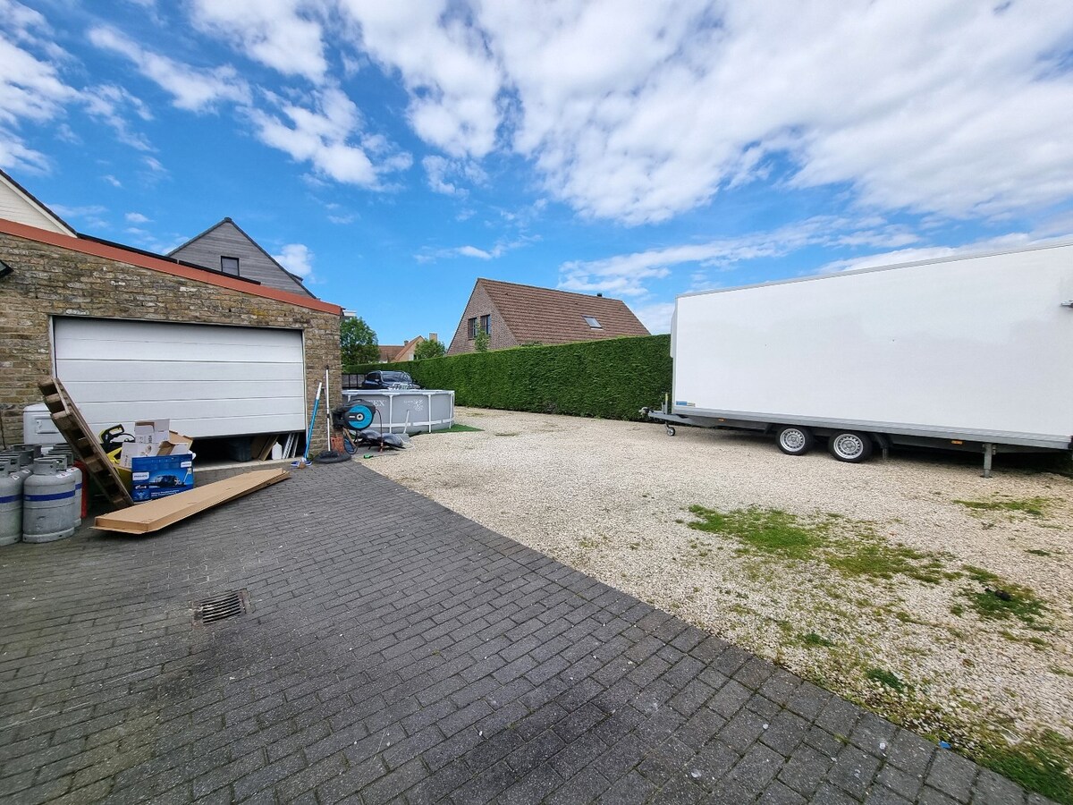 Prachtige, volledig gerenoveerde halfopen bebouwing op groot perceel van 842m² 