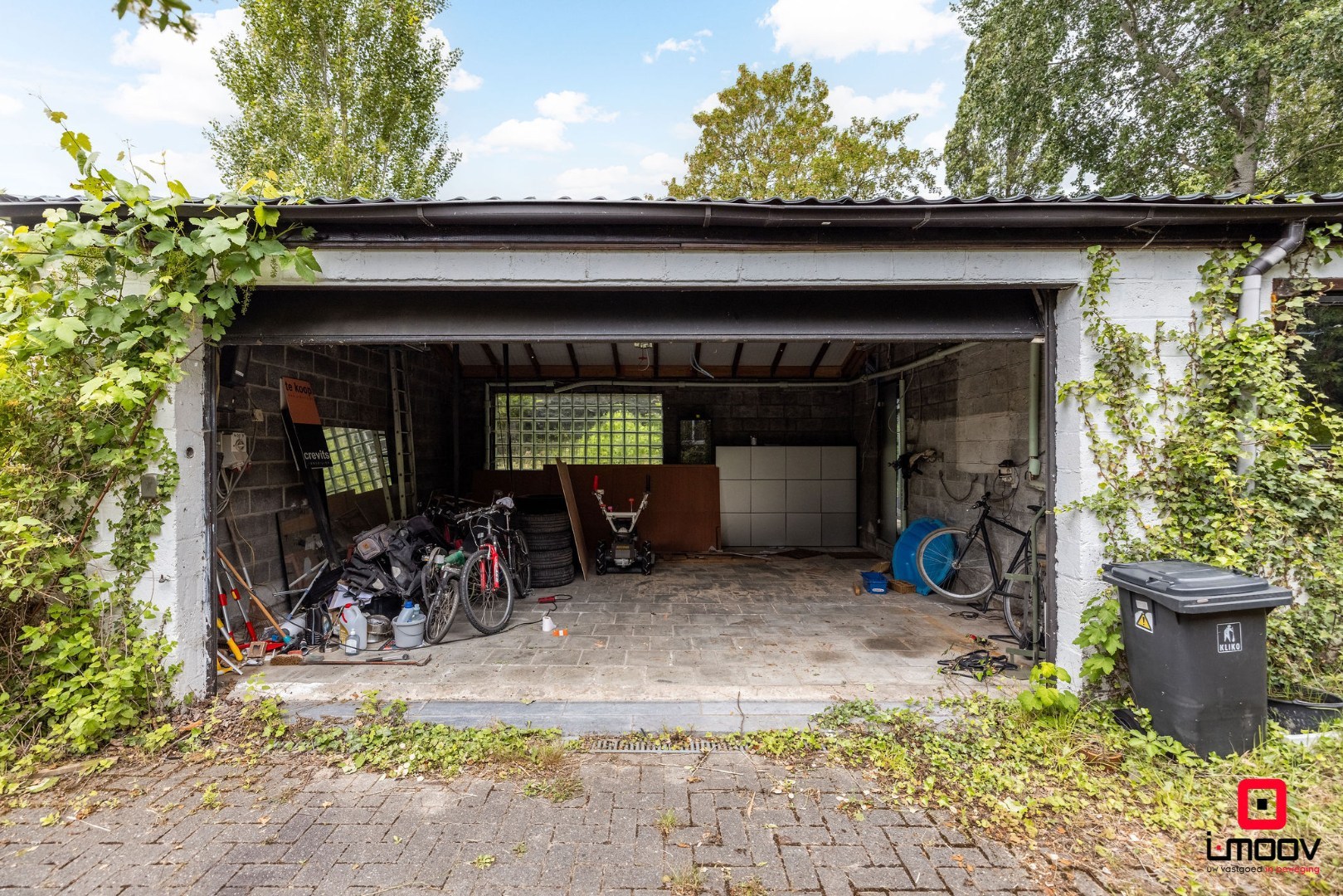 Seventies bungalowvilla met renovatiepotentieel op unieke ligging aan natuurgebied 