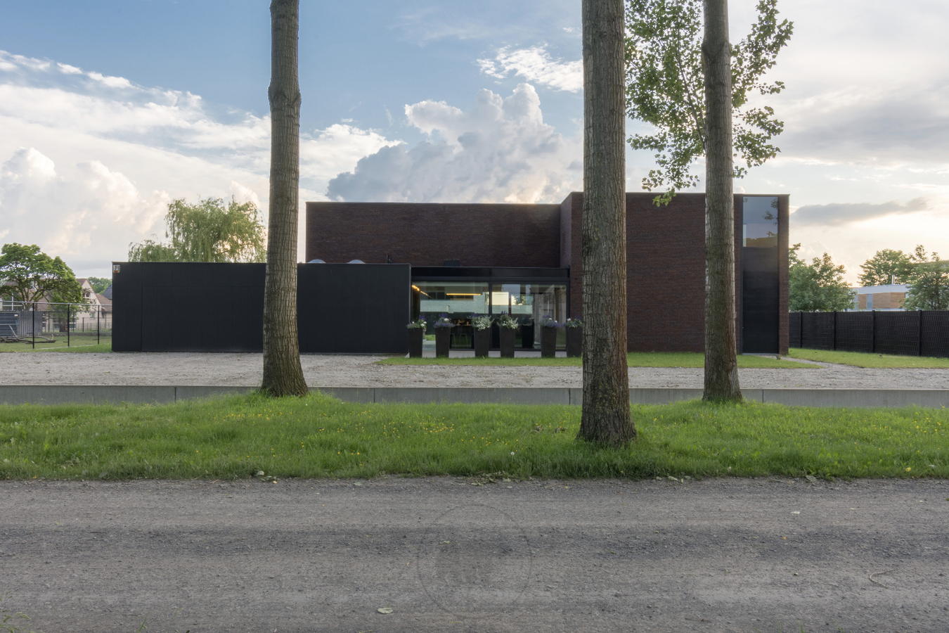 Buitengewone design villa op unieke ligging te Lochristi 