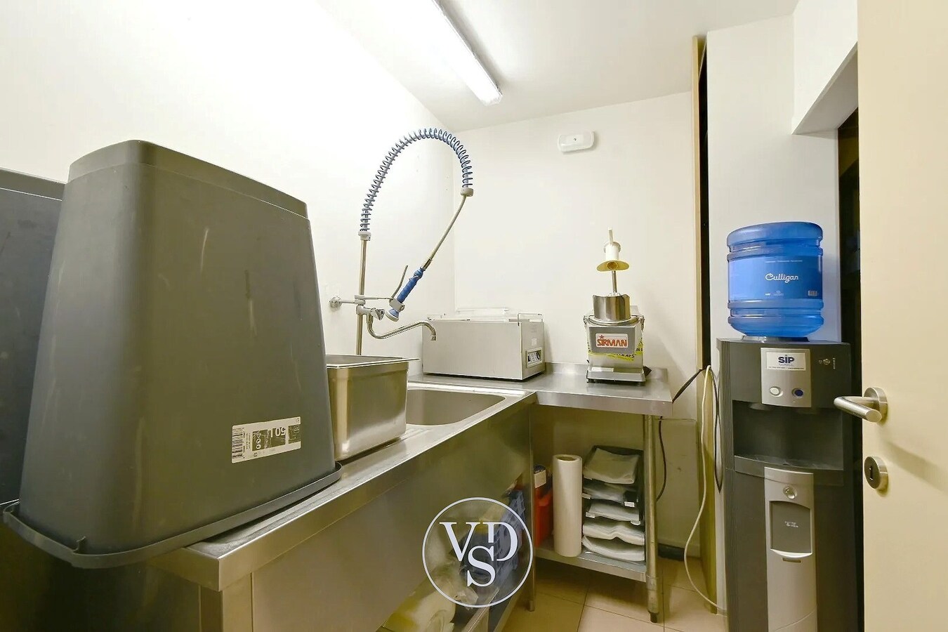 Modulair handelspand (>300 m²) + 2 app + 3 gar + buitenruimte 
