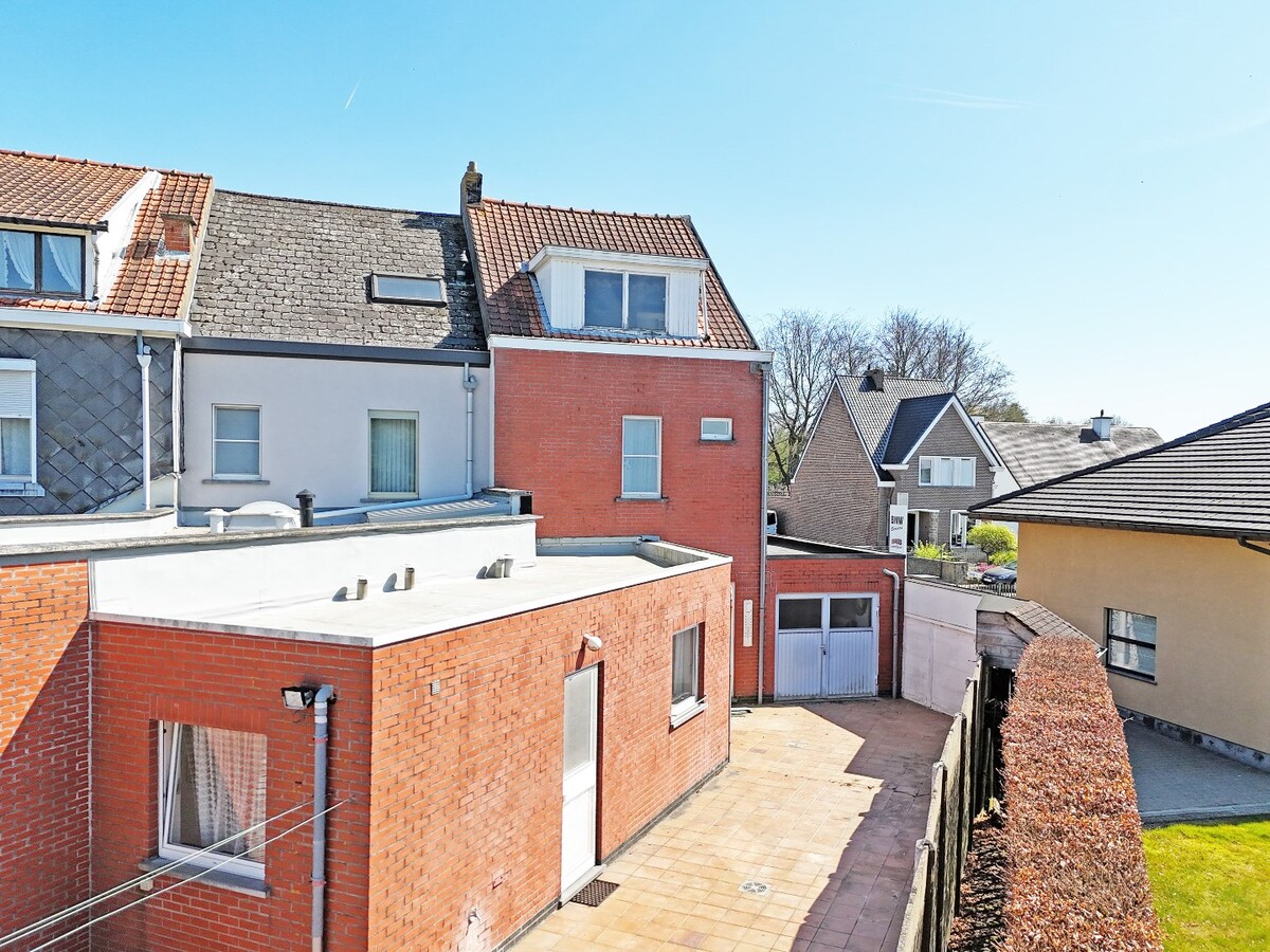 Te renoveren woning met garage en tuin nabij centrum Zottegem 