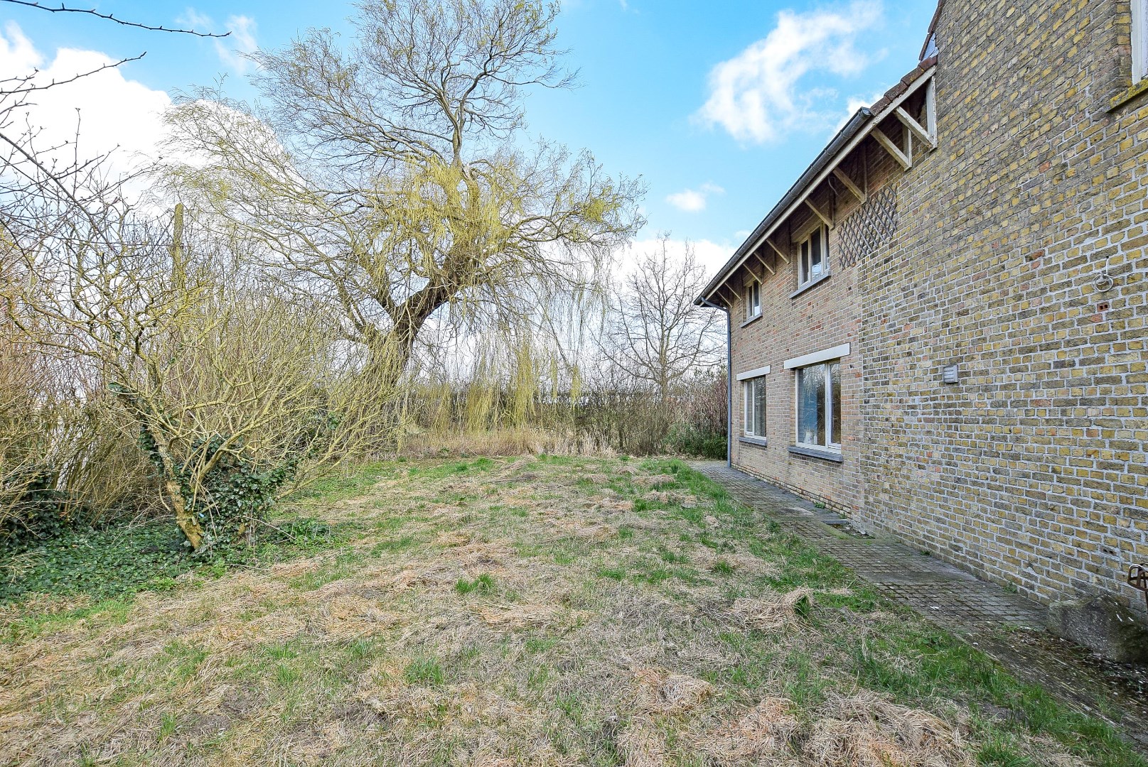 Uniek gelegen landhuis op 4334 m² gelegen te Diksmuide. 