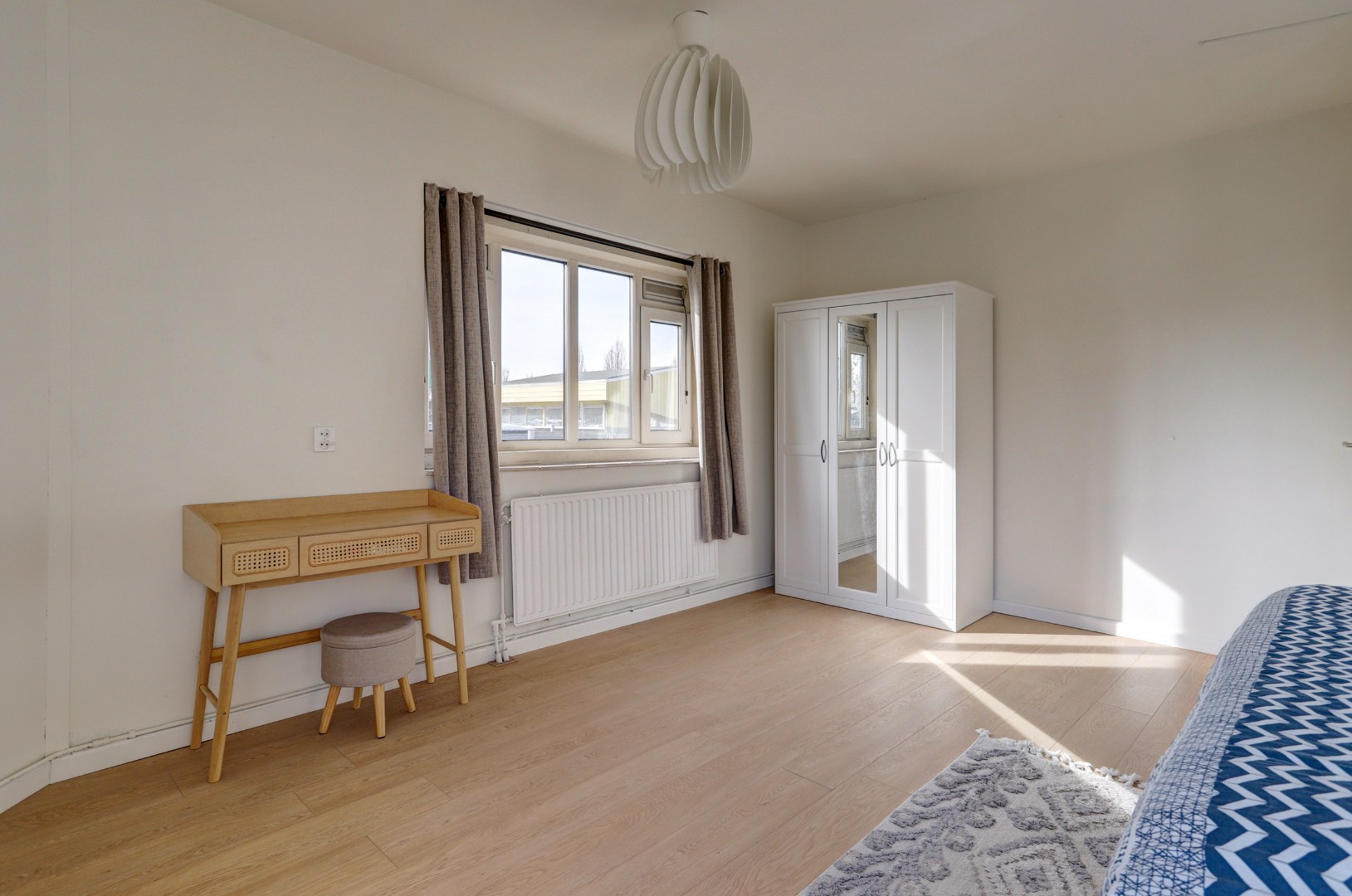 Ruime 4- (voorheen 5) kamer woning op 1e etage met riant terras van 45 m² en een berging en overdekte parkeerplaats op begane grond. 