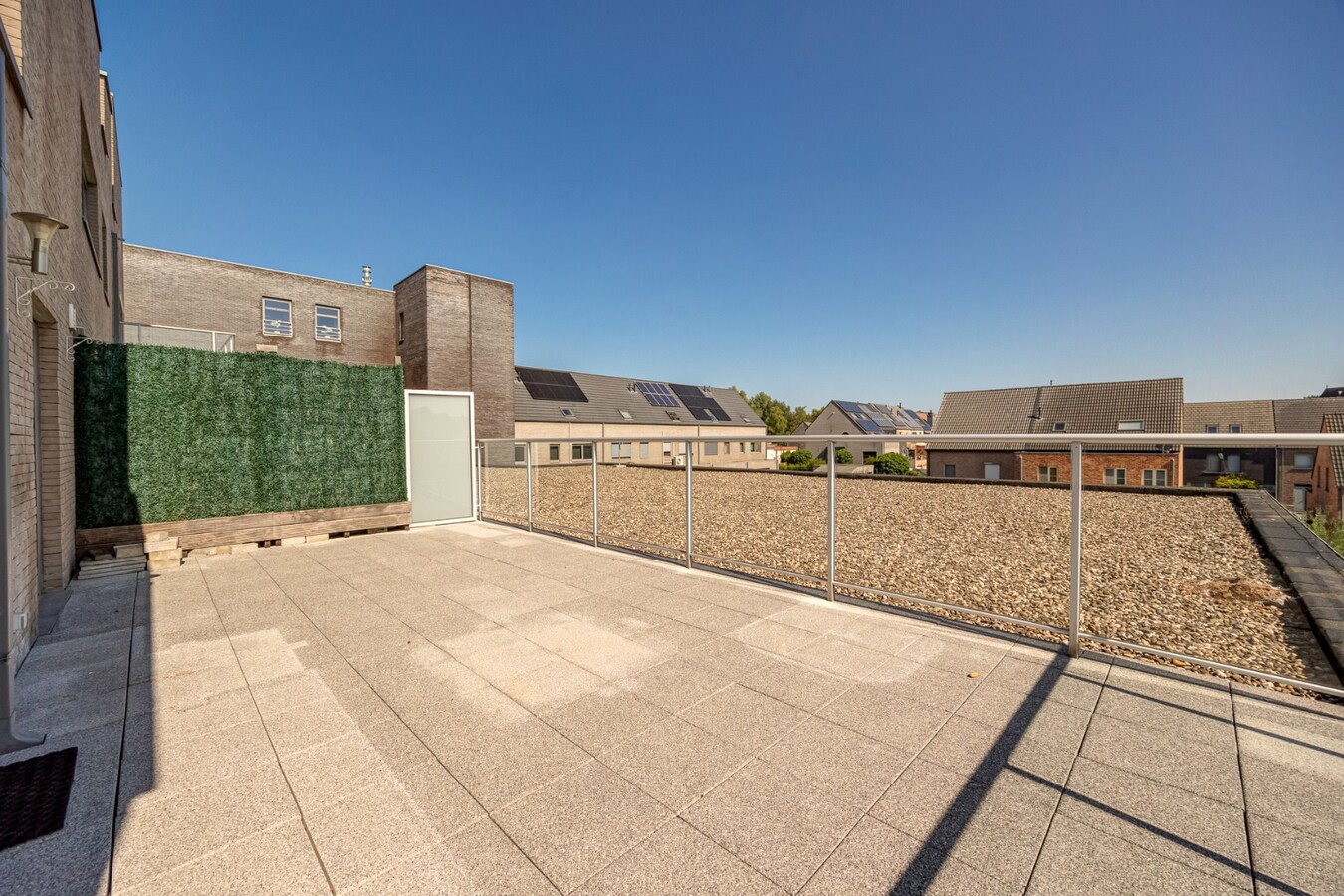 Recent energiezuinig appartement met 2 slpk. en zeer ruim terras te Niel! 