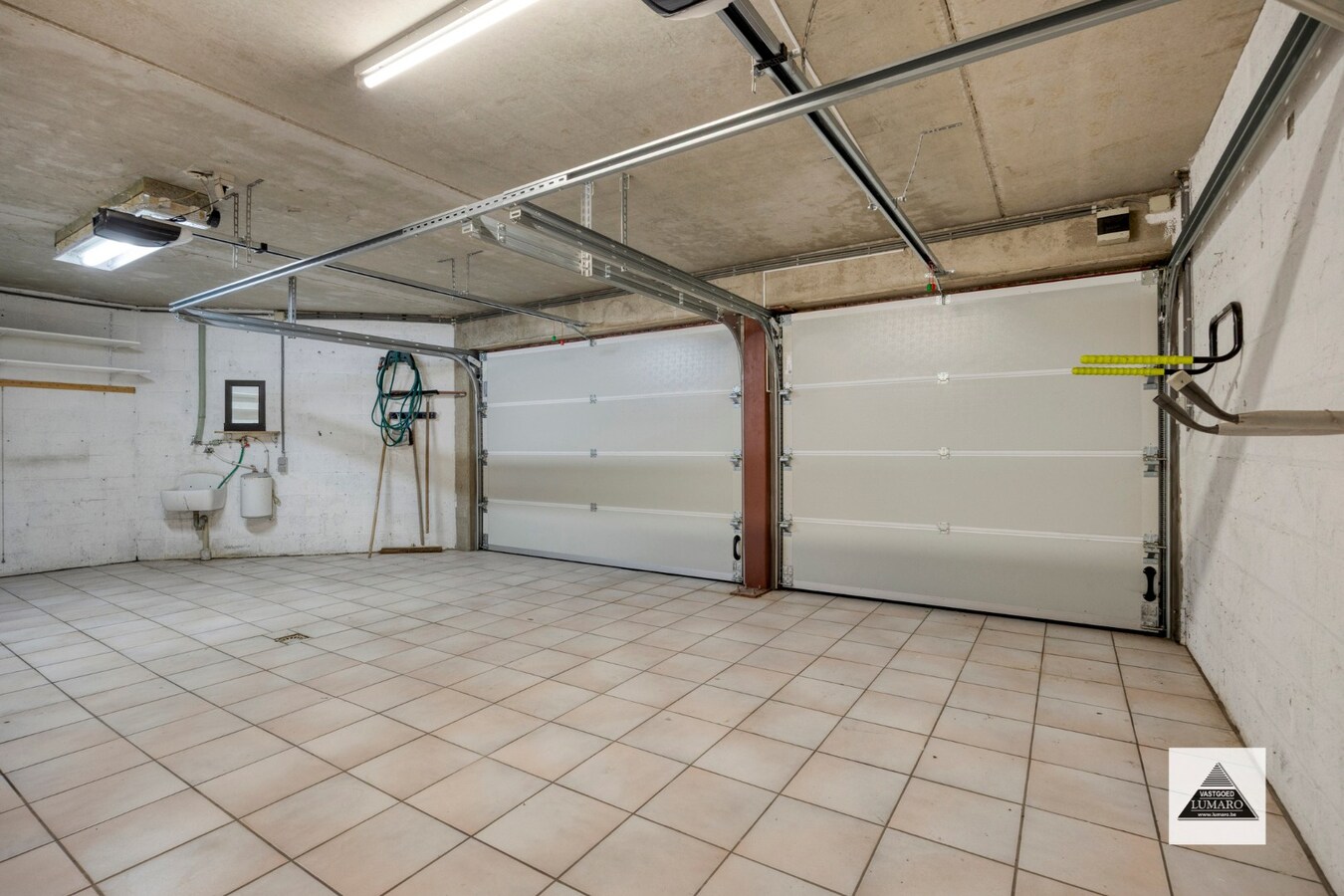 Appartement (175 m²) met 3 slaapkamers, terras (25 m²), 2 badk., 2 garages, berging. 1e verdiep (lift). 