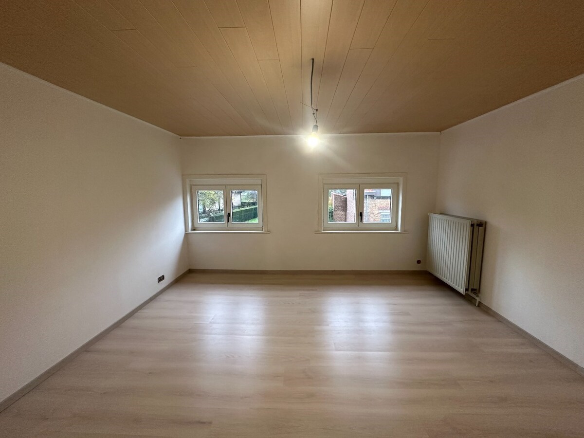 Vlot bereikbare woning met terras, tuin en achterliggende garage 