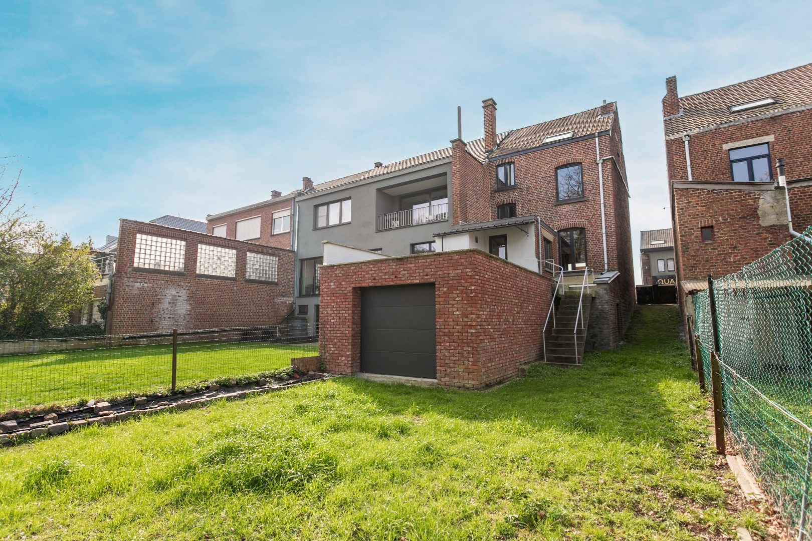 Handelshuis met woongedeelte, garage en tuin 