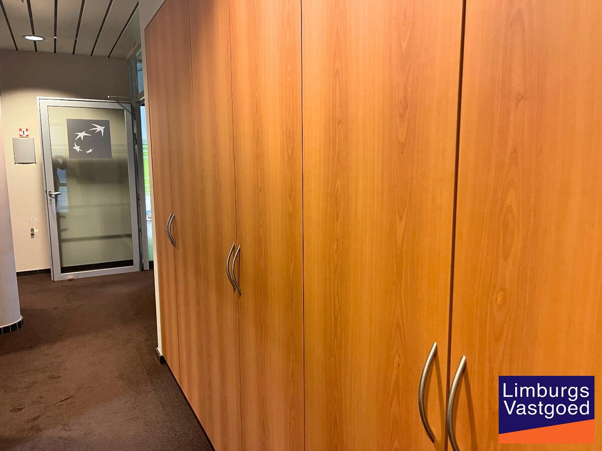 Handelsgelijkvloers 433m² met 3 parkings en kelder op commerciële topligging 