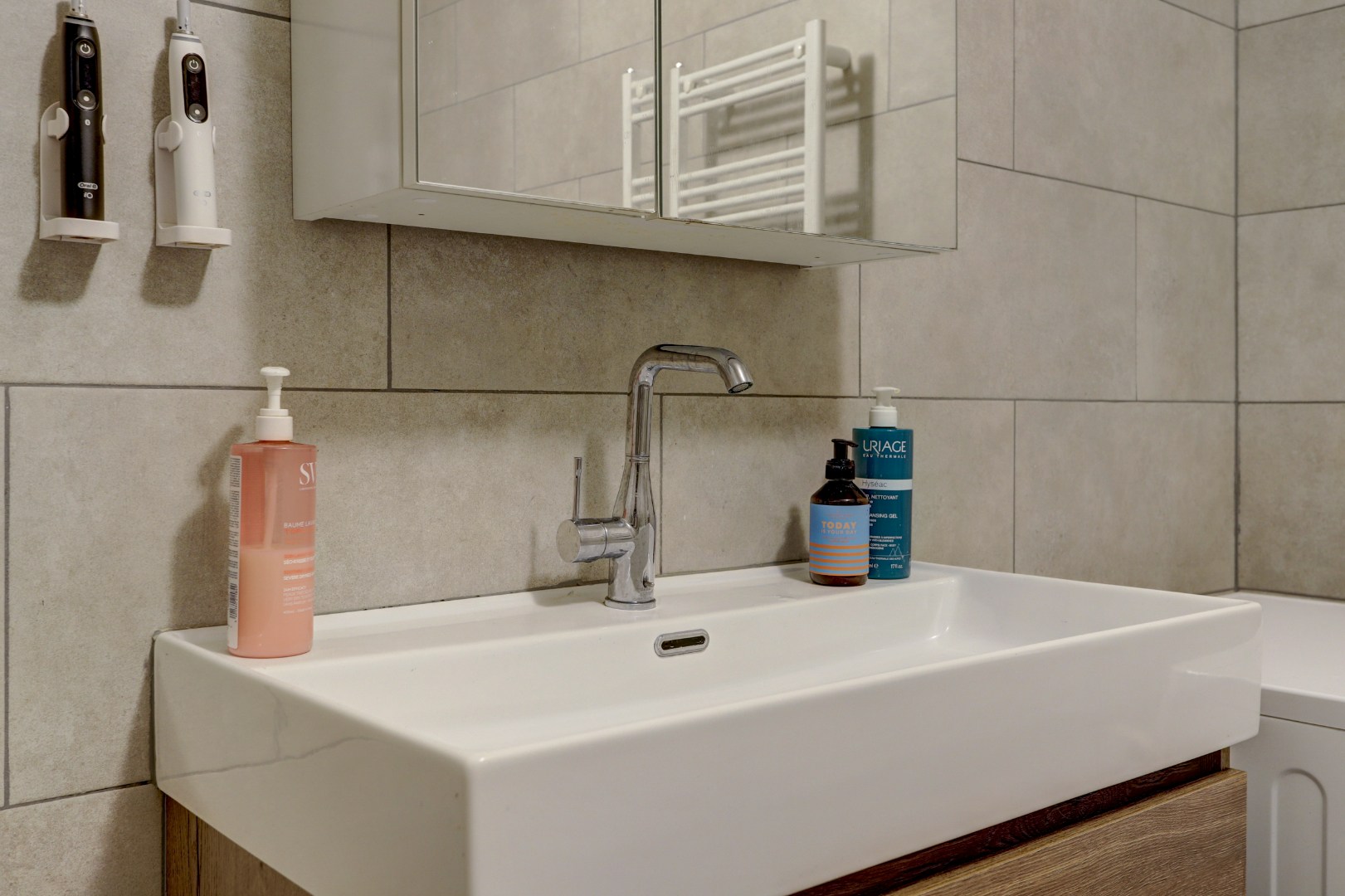 Ruime 4- (voorheen 5) kamer woning op 1e etage met riant terras van 45 m² en een berging en overdekte parkeerplaats op begane grond. 