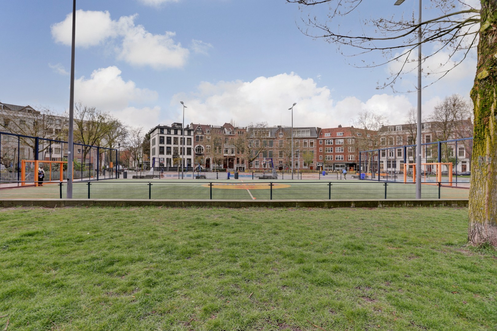 Ultiem luxe wonen in de iconische The CoolTower met spectaculair uitzicht, royaal terras (34 m²) en moderne afwerking in het bruisende hart van Rotterdam! 