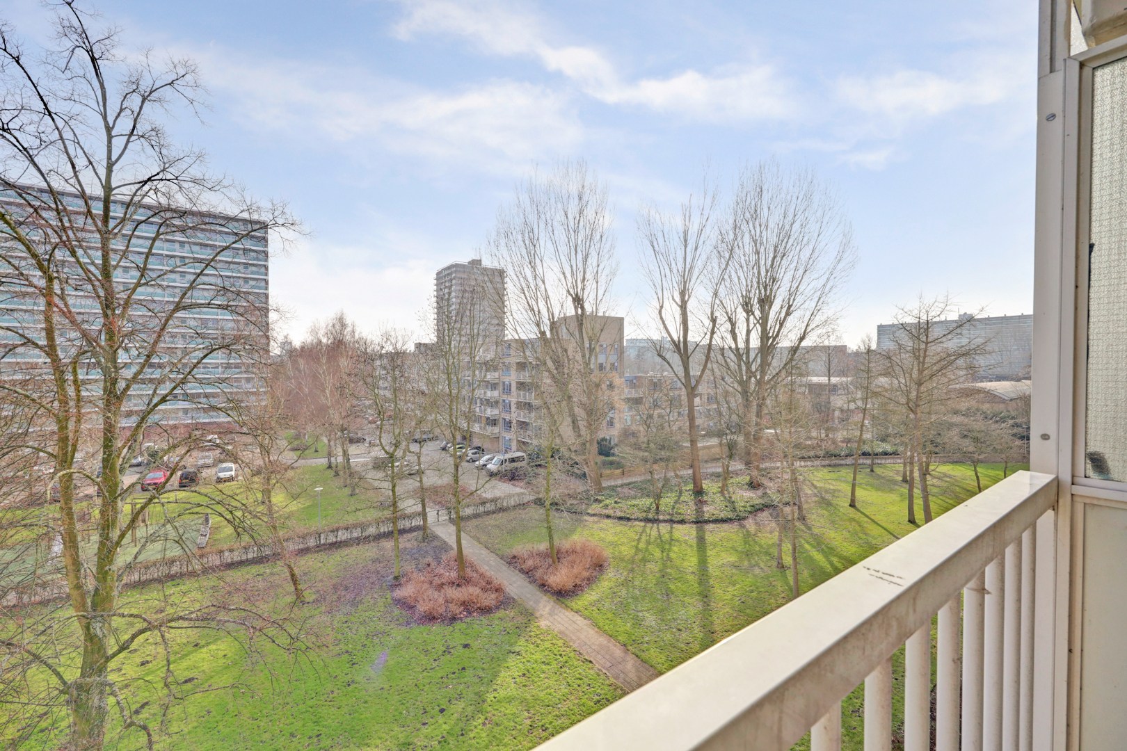 Dit lichte 4-kamer appartement op de 4e verdieping, met 3 slaapkamers, keurige keuken, balkon op het zuiden en berging in de onderbouw is gelegen in de populaire wijk "Ommoord". 