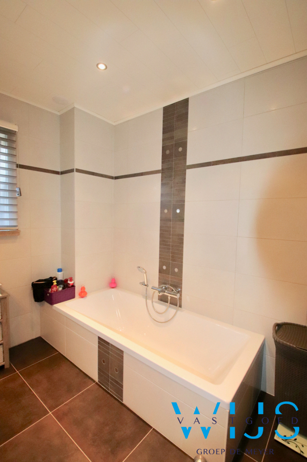 Instapklaar woonhuis met 4 slaapkamers op 936m² te Zelzate! 